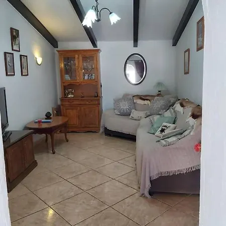Villa 2-bed With Pool Garden & Parking Near